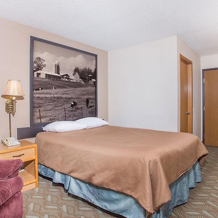 Hotel Super 8 By Wyndham Monroe Wi Extérieur photo