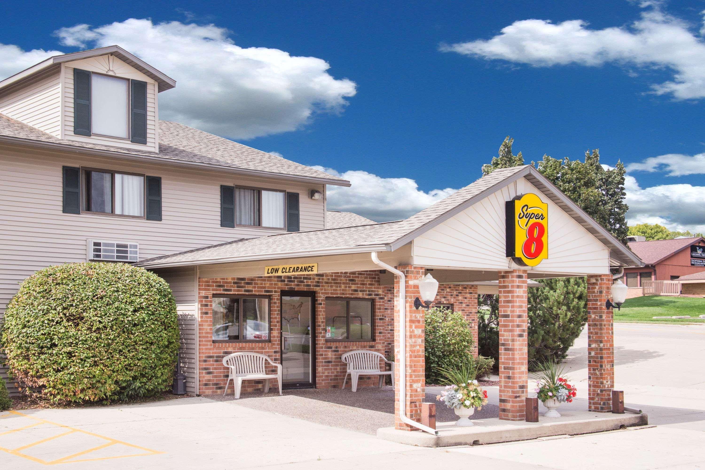 Hotel Super 8 By Wyndham Monroe Wi Extérieur photo