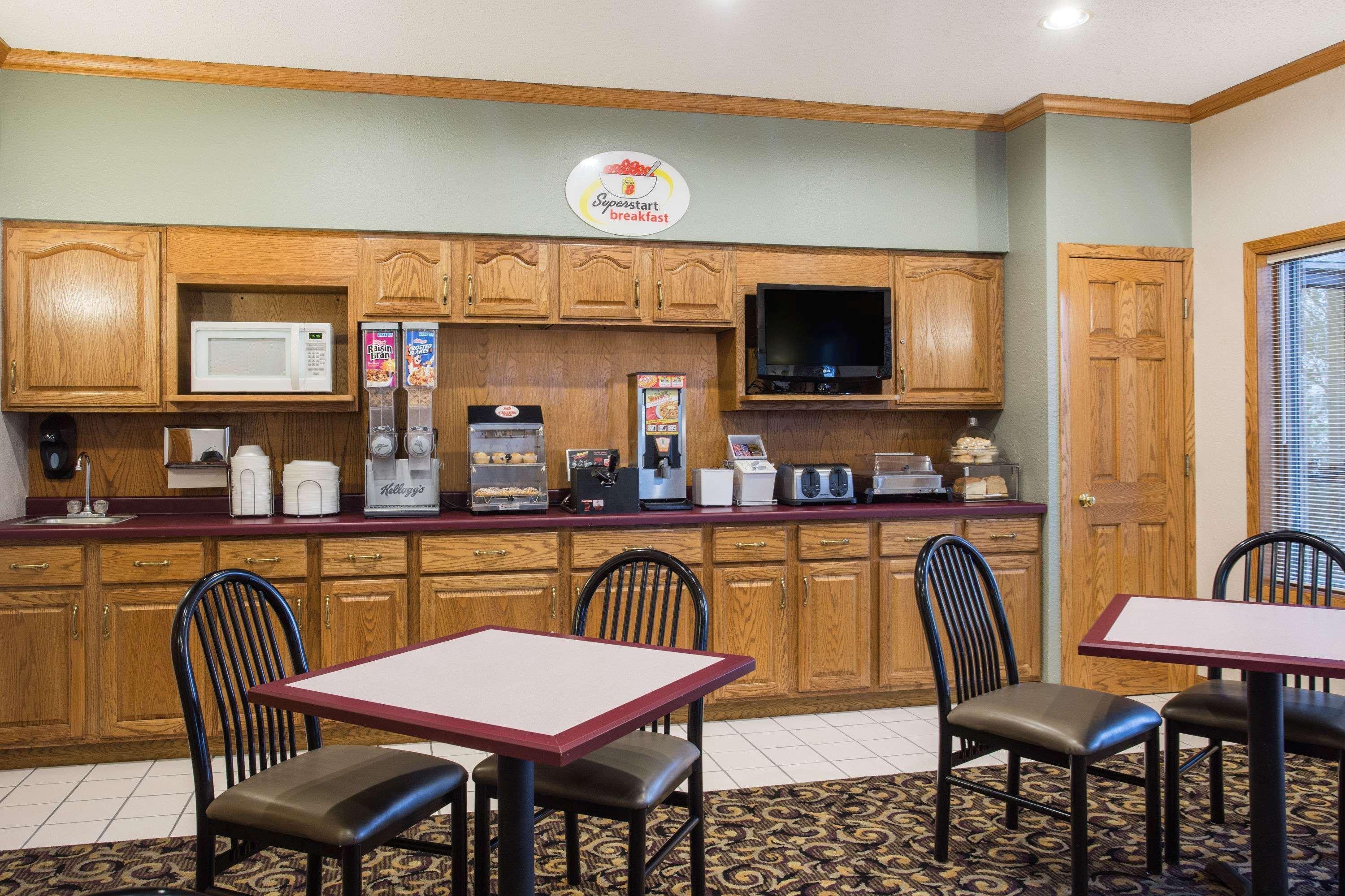 Hotel Super 8 By Wyndham Monroe Wi Extérieur photo
