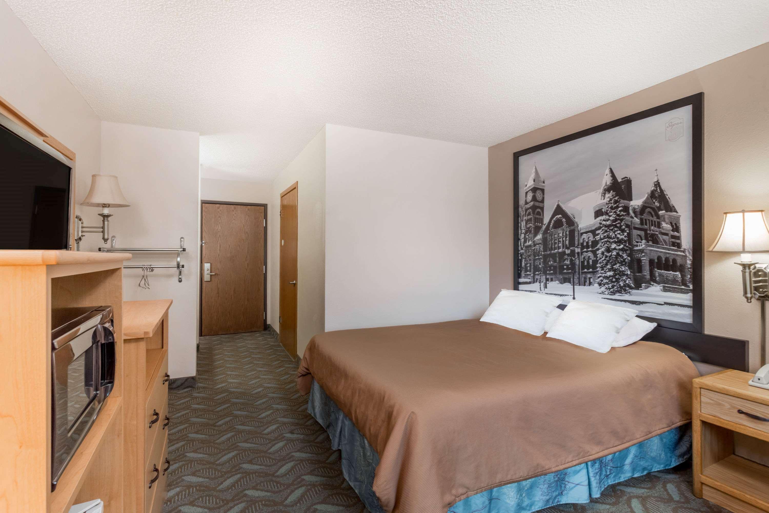 Hotel Super 8 By Wyndham Monroe Wi Extérieur photo