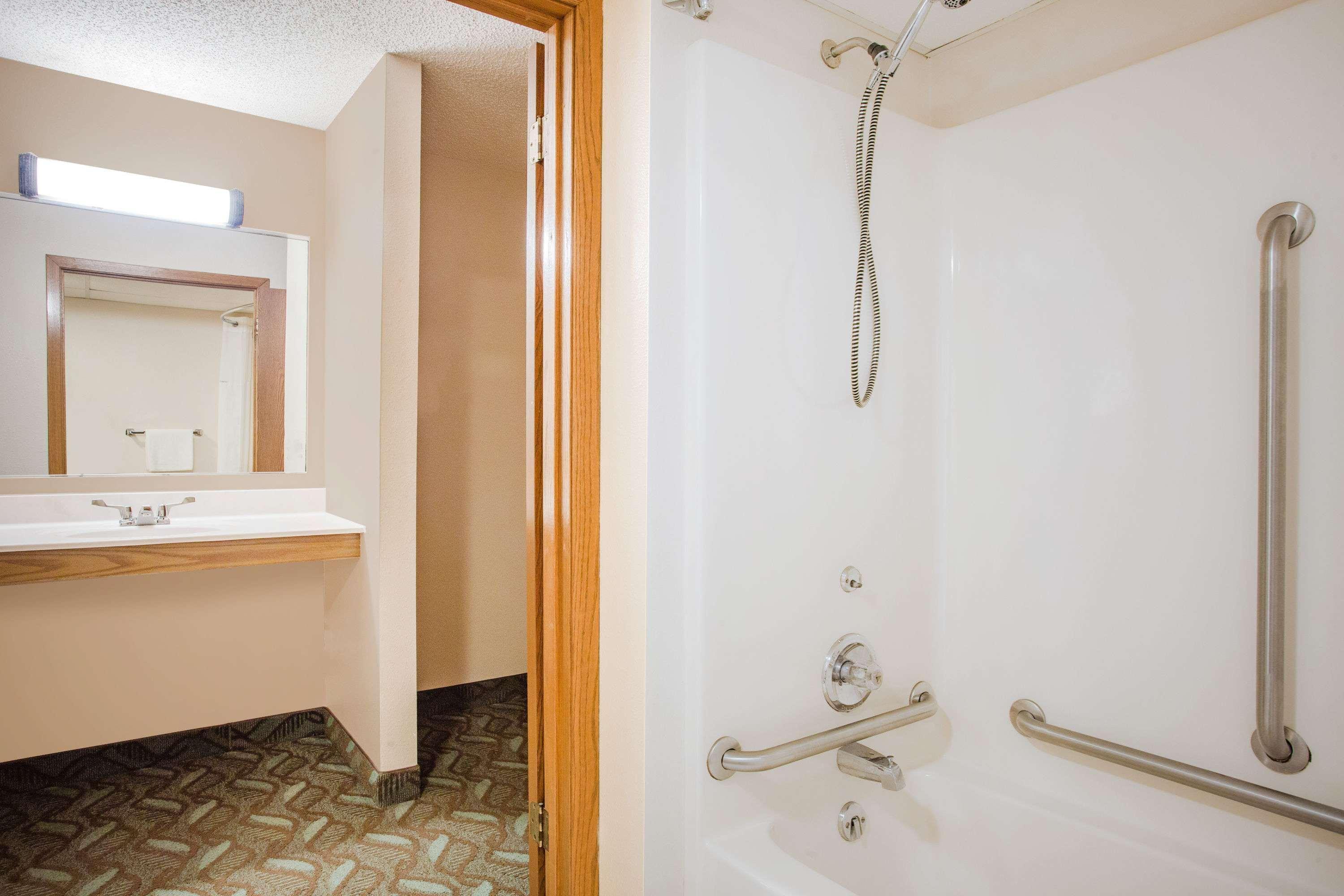 Hotel Super 8 By Wyndham Monroe Wi Extérieur photo