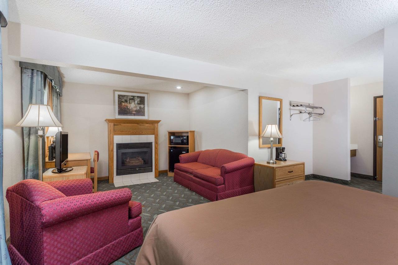 Hotel Super 8 By Wyndham Monroe Wi Extérieur photo